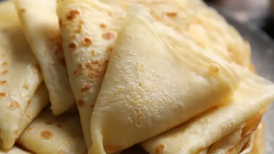 Ein Koch aus Deutschland fügt es anstelle von Milch zum Teig hinzu. Die Pfannkuchen werden elastisch und unglaublich weich