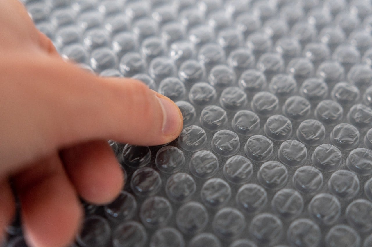 Jeder, der Luftpolsterfolie wegwirft, sollte bestraft werden. Viele Deutsche wissen nicht, dass sie ihnen beim Abwasch Zeit sparen kann.