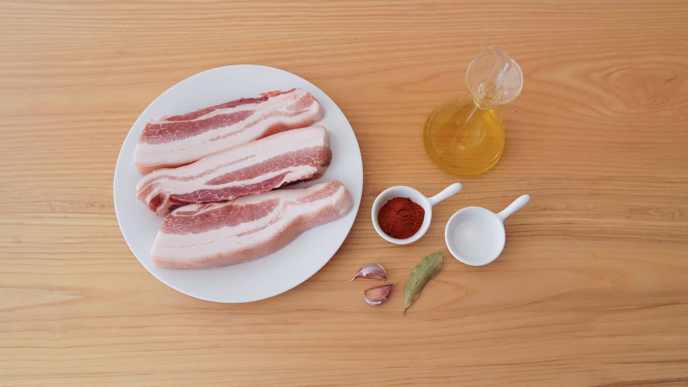 Knusprige Schweineschwarten. Ein traditionelles Hausrezept, das einfach zuzubereiten ist.