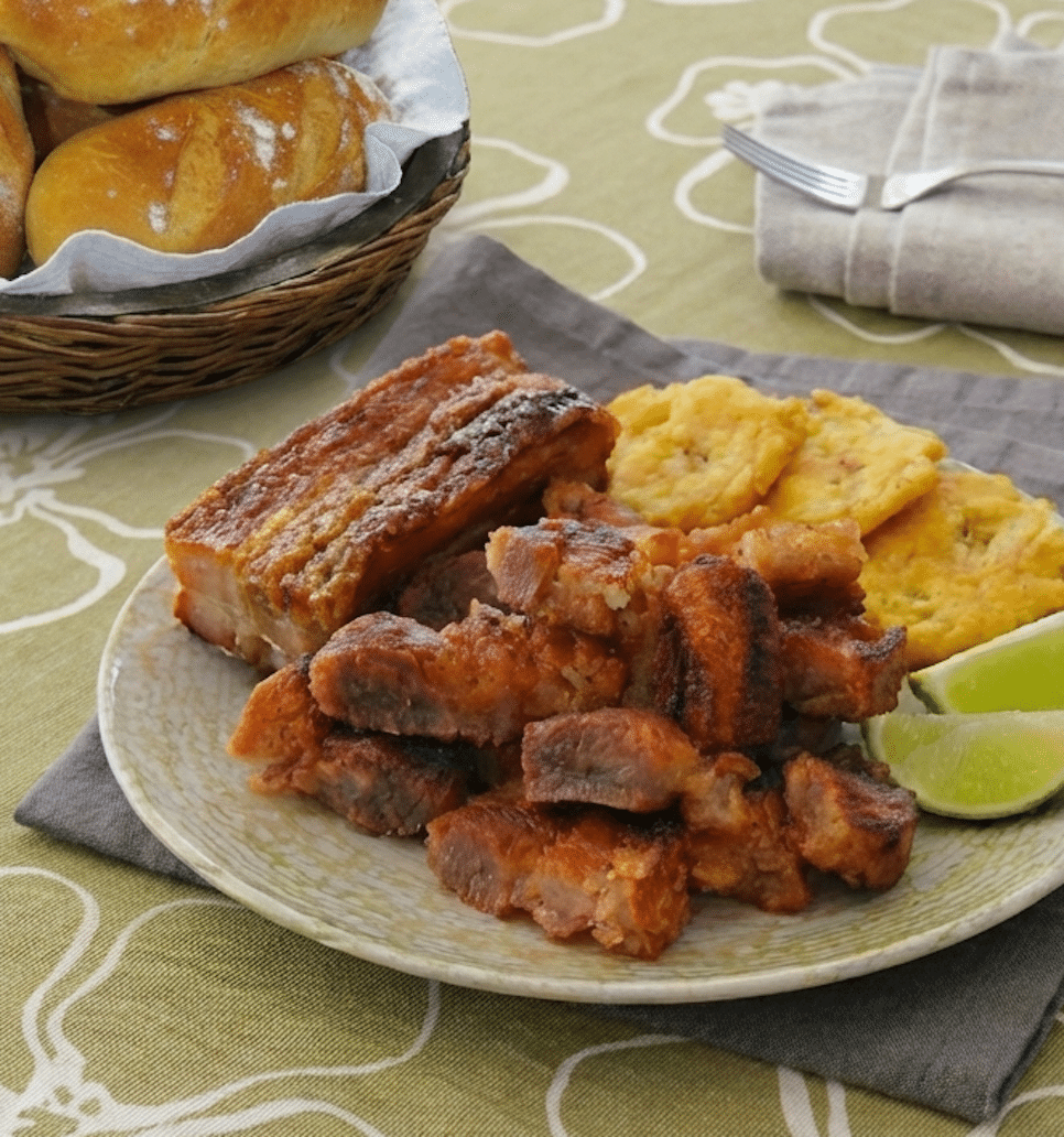 Knusprige Schweineschwarten. Ein traditionelles Hausrezept, das einfach zuzubereiten ist.