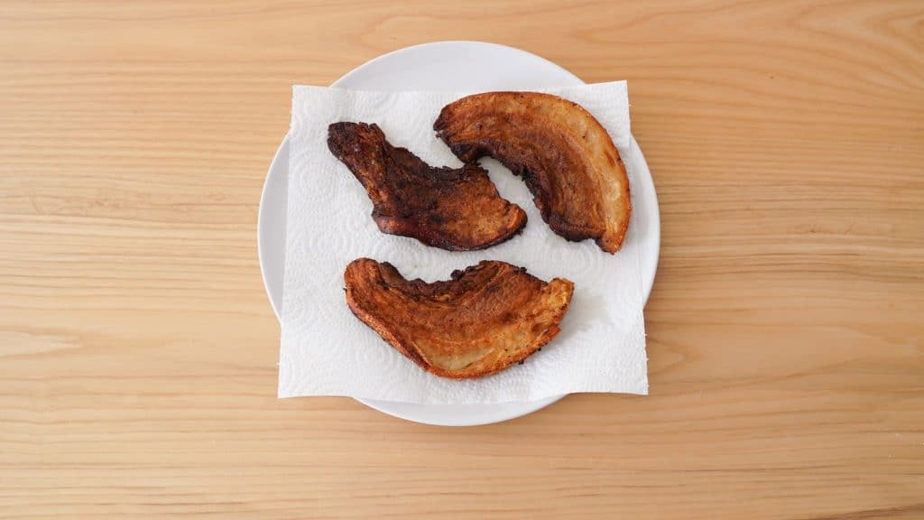 Knusprige Schweineschwarten. Ein traditionelles Hausrezept, das einfach zuzubereiten ist.