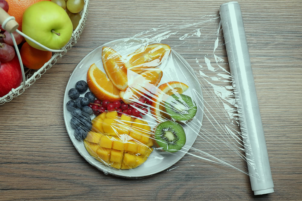 Welche Seite der transparenten Frischhaltefolie eignet sich zum Verpacken und welche wird falsch verwendet?