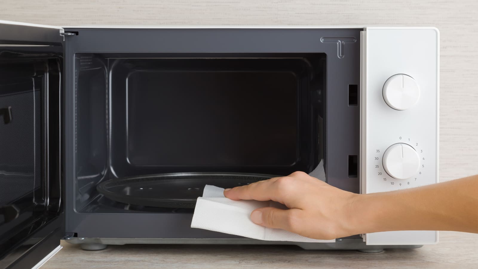 Wie Sie Ihre Mikrowelle immer in einwandfreiem Zustand halten: ein Trick mit Papiertüchern