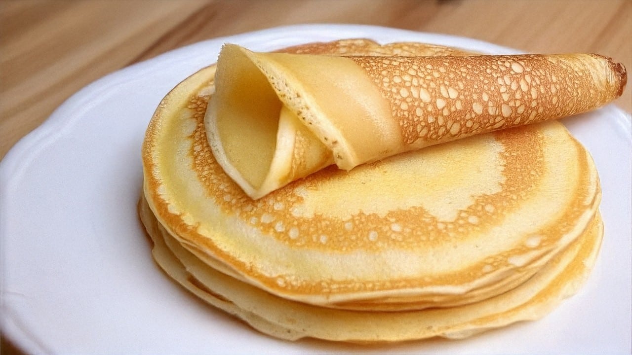 Ein Koch aus Deutschland fügt es anstelle von Milch zum Teig hinzu. Die Pfannkuchen werden elastisch und unglaublich weich