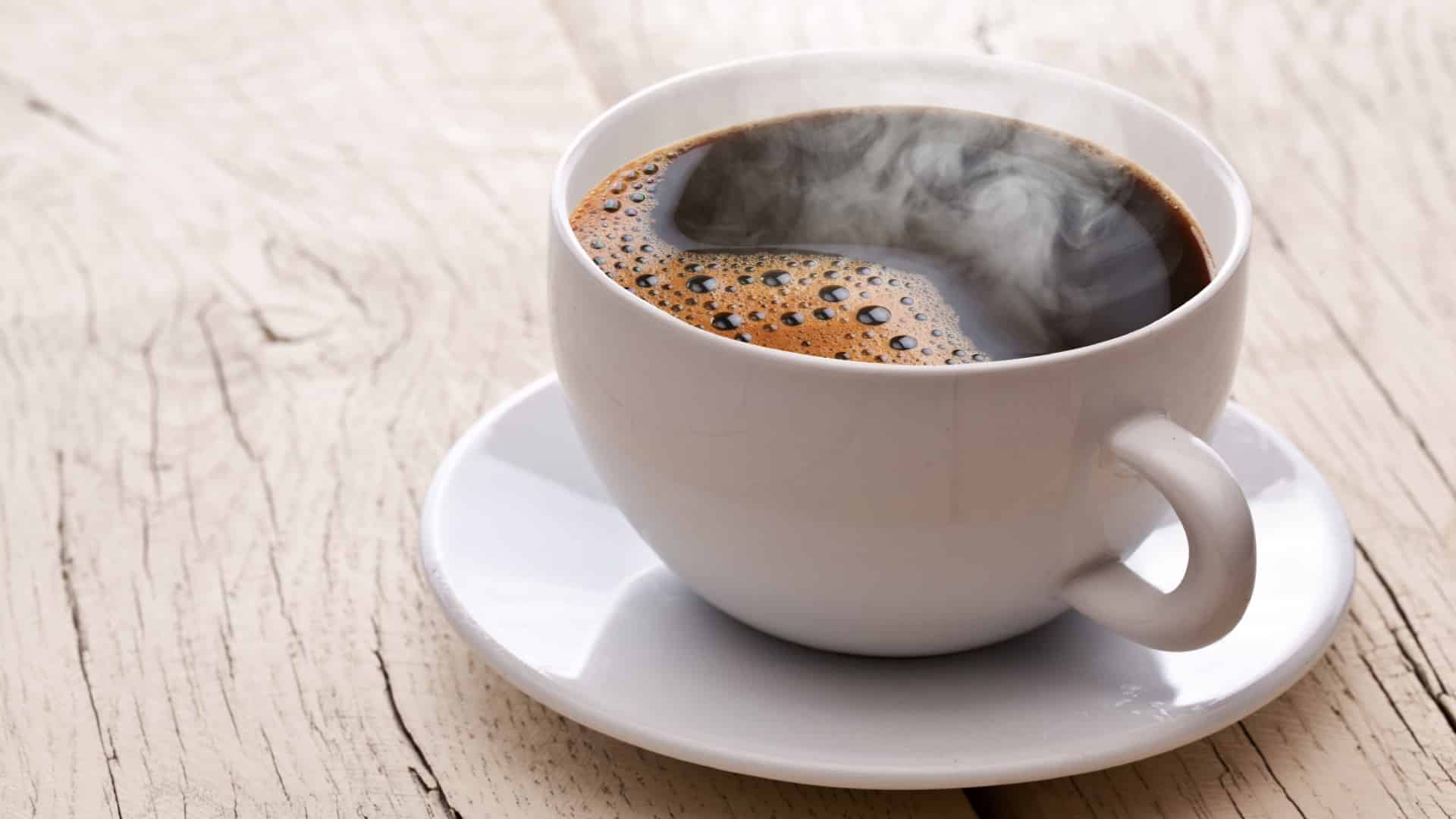 Die letzte Stunde für Kaffee. Später gibt es Probleme mit dem Schlaf