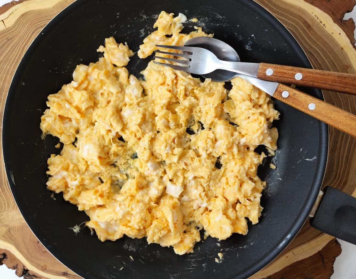 Zu den Eiern hinzufügen. Sie werden nie wieder zu gewöhnlichen Spiegeleiern zurückkehren