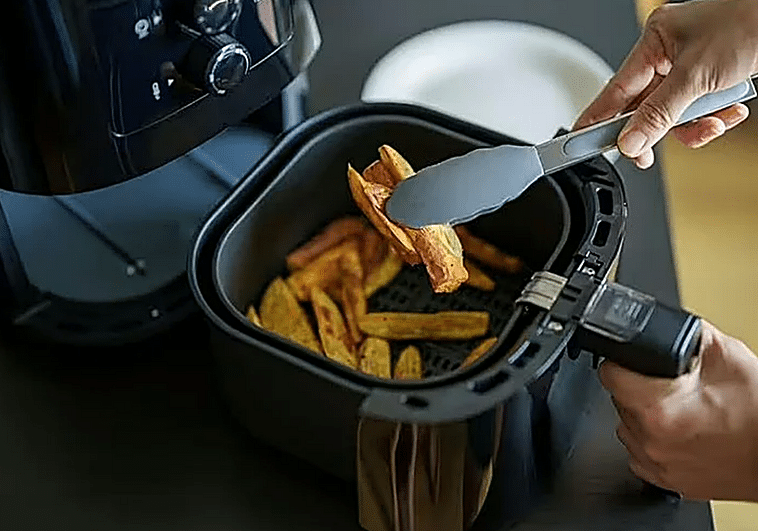 Ein Experte für Haushaltsgeräte erklärt Schritt für Schritt, wie man eine Fritteuse richtig reinigt